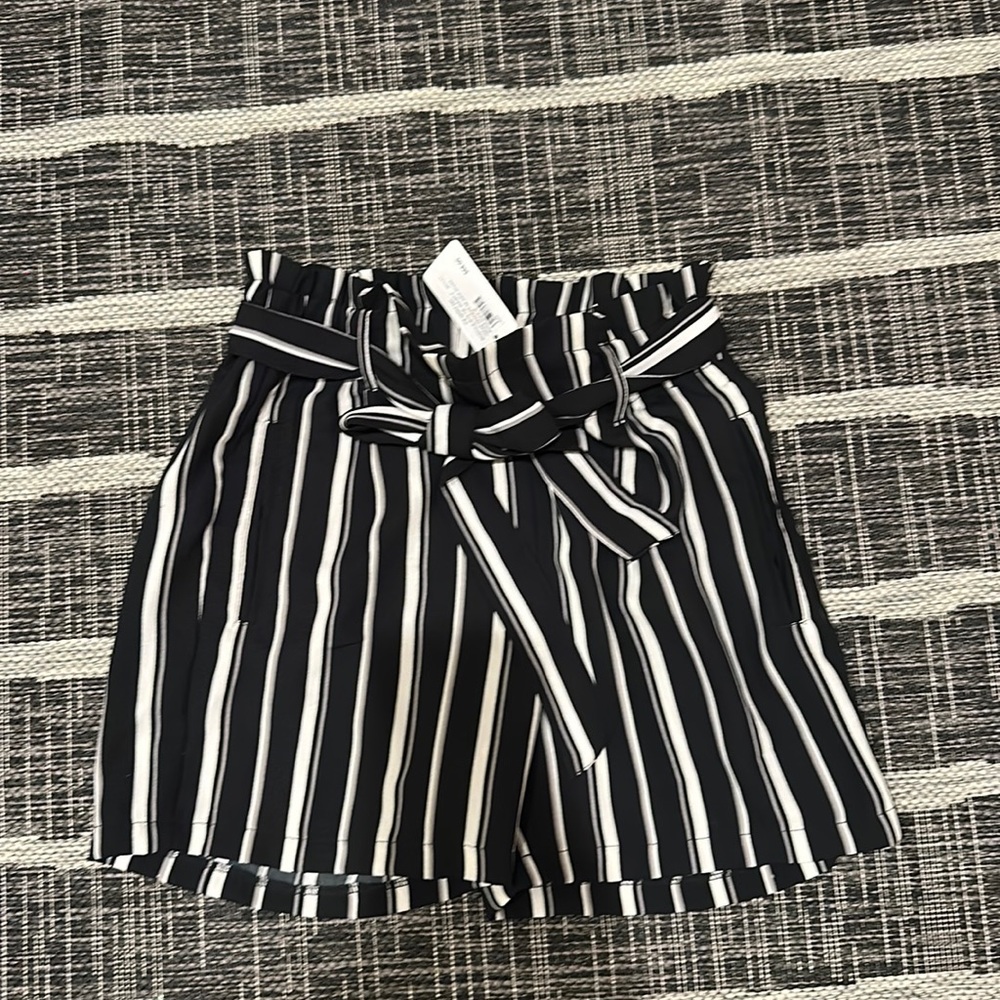 RD Style. Brand new with tags. Size medium.